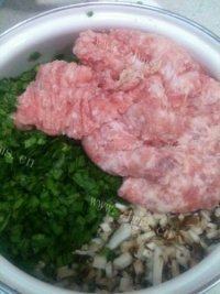 家常香菇猪肉煎饺做法图解2)