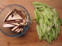 家常菜芹菜香干炒肉丝做法图解1)