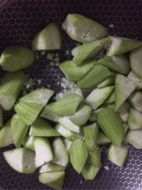 家常菜蒜蓉丝瓜做法图解4)