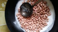 下酒菜盐炒花生米做法图解3)