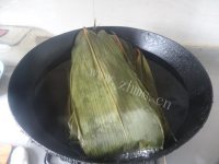 美味的绿西米蜜枣粽做法图解1)