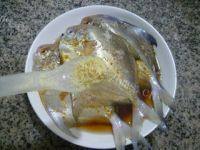 绿色食物清蒸鲳鱼做法图解5)