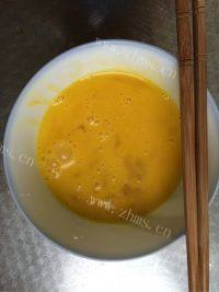 美味的煎鸡蛋做法图解3)