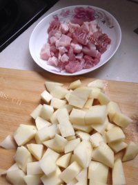 营养丰富的土豆烧肉做法图解2)