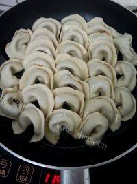 自制水煎饺做法图解3)