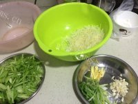 家常菜芹菜土豆丝做法图解1)