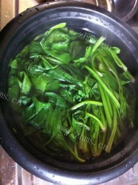 家常果仁菠菜做法图解2)