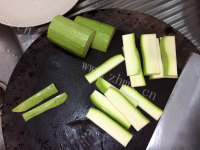家常菜西葫芦炒牛肉做法图解2)