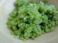 香醇的芹菜猪肉水饺做法图解3)