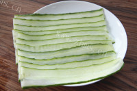 简单的青瓜金针菇卷做法图解3)