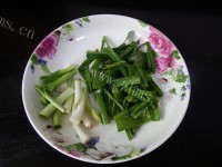 美味的青蒜炒羊血做法图解2)
