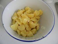 口味极佳的小鸡炖土豆做法图解3)