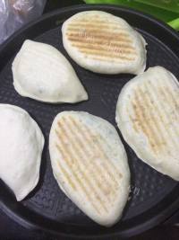 美味的韭菜盒子做法图解7)