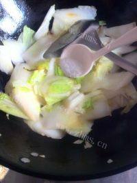 食欲满满的白菜炒年糕做法图解8)