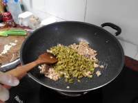 家常菜肉末炒酸豆角做法图解5)