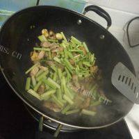 自制芹菜炒肉丝做法图解6)