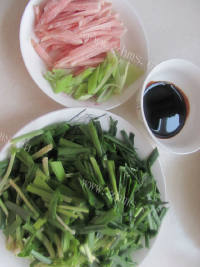 家常菜韭菜炒肉做法图解1)