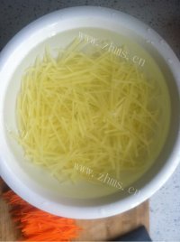 营养丰富的酸辣土豆丝做法图解5)