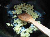 最爱的土豆腊肠焖饭做法图解1)