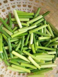 家常菜蒜苔炒肉做法图解1)