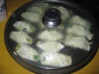 好吃的韭菜鸡蛋锅贴做法图解11)
