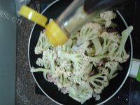 家常菜肉片炒菜花做法图解7)