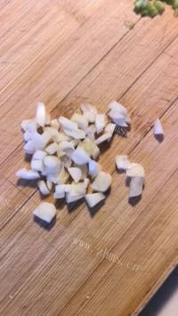 香气浓郁的蒜蓉椒盐虾做法图解3)