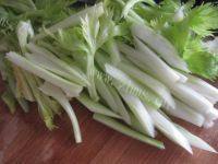 「念念不忘」芹菜炒香干做法图解2)