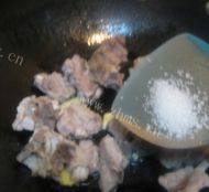 香糯的土豆焖排骨做法图解6)
