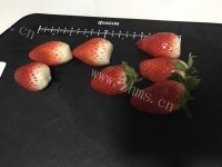 草莓蛋糕卷做法图解8)
