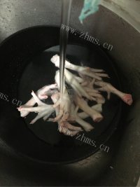 香气浓郁的泡椒凤爪做法图解1)