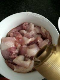 美味的粉蒸肉做法图解3)