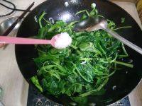 家常菠菜炒虾皮做法图解6)
