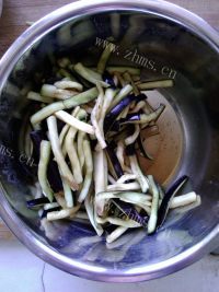 口感极佳的青椒炒茄条做法图解5)