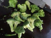 美味的牛肉炒西兰花做法图解3)
