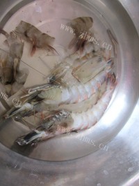 美味的韭菜虾仁水饺做法图解3)