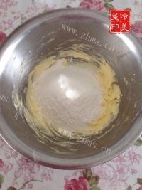 自制蛋黄椰蓉球做法图解4)