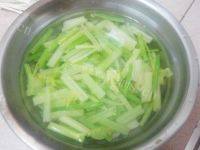家常菜芹菜肉丝做法图解4)