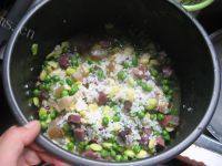 蚕豆腊肉焖饭做法图解6)