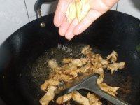 家常菜芹菜炒肉片做法图解4)