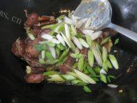 家常菜青椒炒腊肠做法图解5)