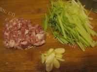 家常菜芹菜炒肉片做法图解2)
