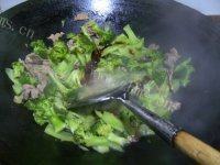 诱人的西兰花炒肉片做法图解7)
