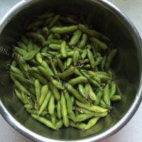 下酒菜盐水煮毛豆做法图解1)