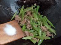 家常菜肉末炒芹菜做法图解6)