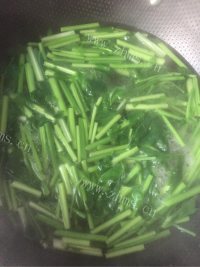 家常菜木耳炒芹菜做法图解4)