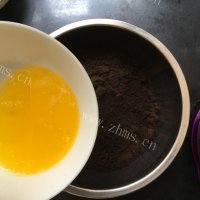 美味的双色慕斯流心蛋糕做法图解5)