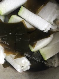 美味的冬瓜海带排骨汤做法图解4)