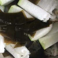 美味的冬瓜海带排骨汤的做法图解四