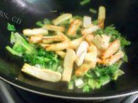 口感极佳的芹菜炒豆腐干做法图解5)